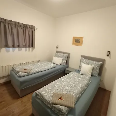 아파트 Apartmanhaz *